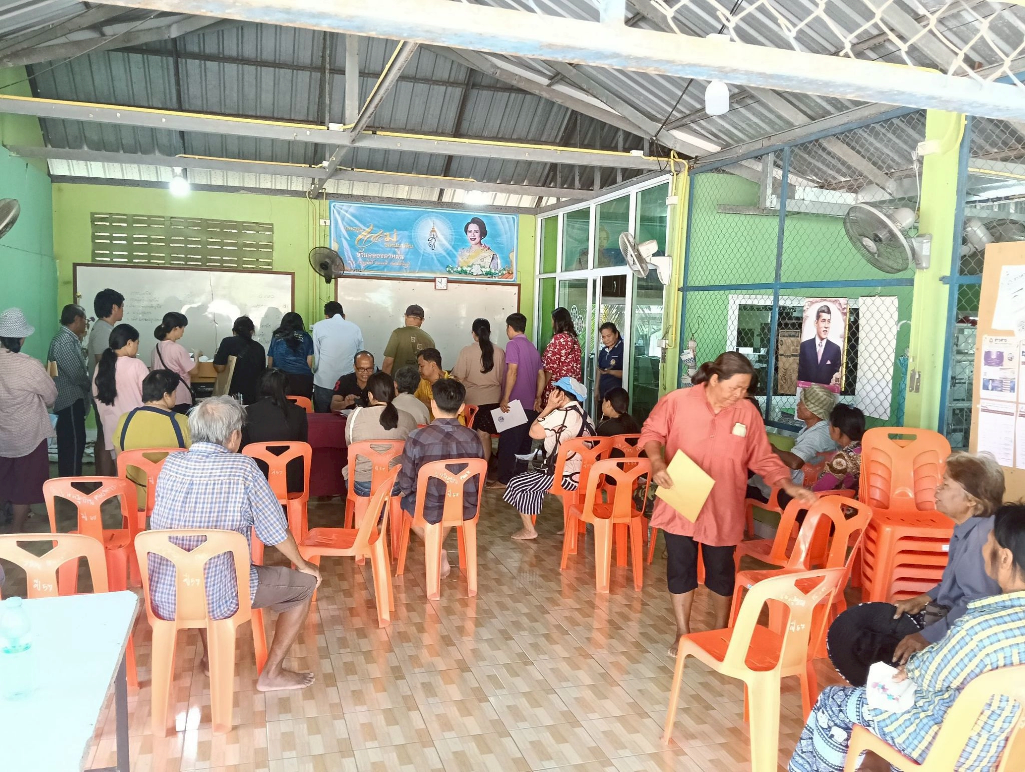 title - วันที่ 8 เมษายน 2569 นายวิทูล ประดิษฐ์บุญ ปฏิรูปที่ดินจังหวัดปราจีนบุรี มอบหมายให้ นายลิขิต ผันผ่อน ผู้อำนวยการกลุ่มกฎหมาย พร้อมด้วย เจ้าหน้าที่ ส.ป.ก.ปราจีนบุรี ลงพื้นที่ออกศูนย์บริการเคลื่อนที่ “Mobile Unit”  ยื่นคำร้องทั่วไปและปรึกษาข้อกฎหมายที่เกี่ยวข้องกับการปฏิรูปที่ดิน ณ ตำบลทุ่งโพธิ์ อำเภอกบินทร์บุรี จังหวัดปราจีนบุรี